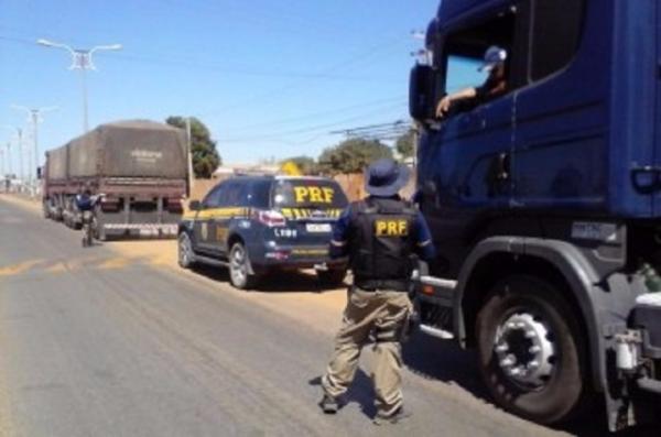 Fiscaliza&ccedil;&atilde;o da PRF apreende um ve&iacute;culo roubado e um rev&oacute;lver calibre 38.(Imagem:PRF)