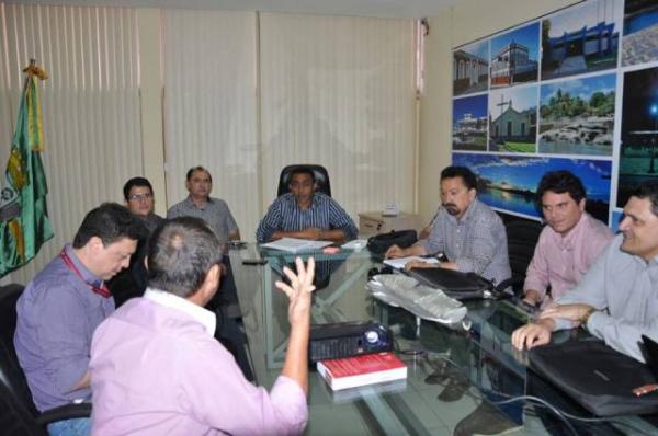 Banco do Nordeste apresenta linha de crédito para o setor rural ao prefeito de Floriano