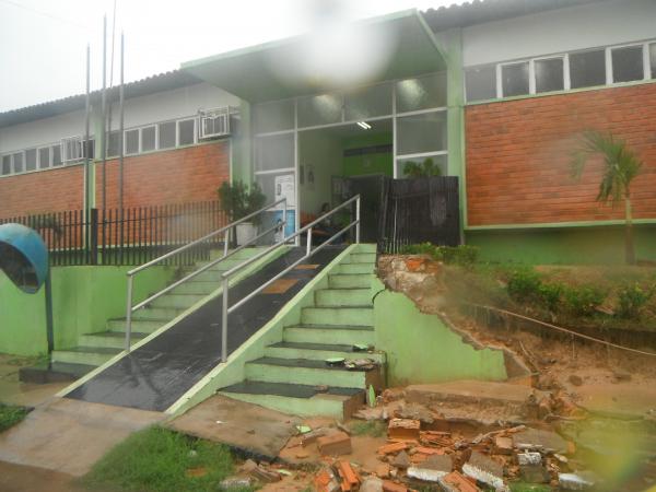  Chuva derruba muro da 10&ordf; Regional de Sa&uacute;de de Floriano.(Imagem:FlorianoNews)