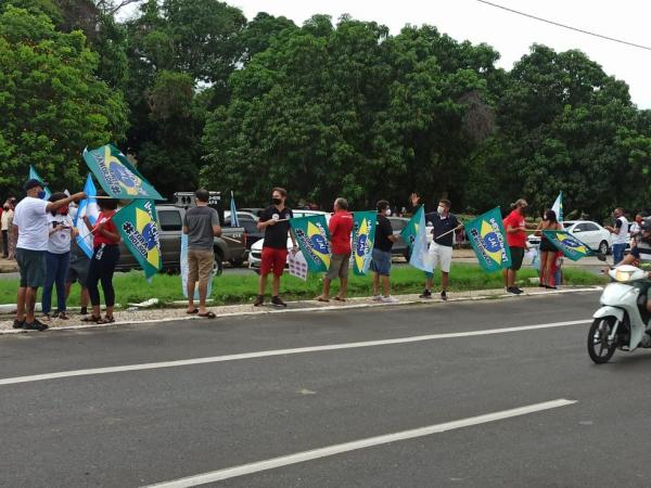 Manifestantes fazem ato a favor da vacina e contra Bolsonaro em Teresina