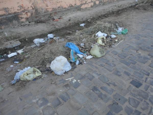 Entulho e lixo nas ruas, uma rotina em Floriano