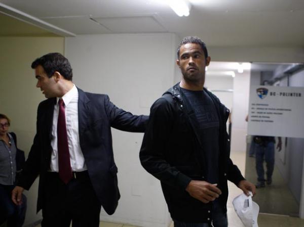Bruno chega &agrave; Polinter  (Imagem:Lu&iacute;s Alvarenga/Extra)