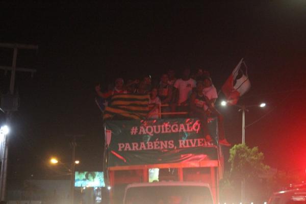 Chegada de jogadores em concentra&ccedil;&atilde;o da torcida.(Imagem:Emanuele Madeira)
