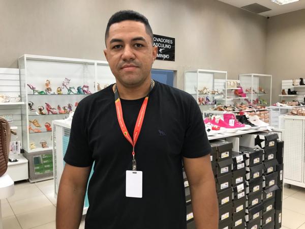 Jhoney, chefe do setor de cal&ccedil;ados do Armaz&eacute;m Para&iacute;ba.(Imagem:FlorianoNews)