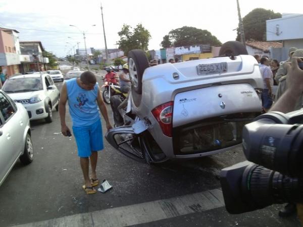 Carro capota após acidente e deixa duas crianças e uma mulher feridas