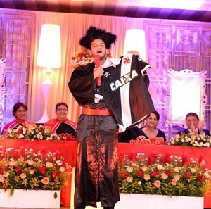 Aluno quebra protocolo e exibe camisa do Vasco em formatura: "Chorei"