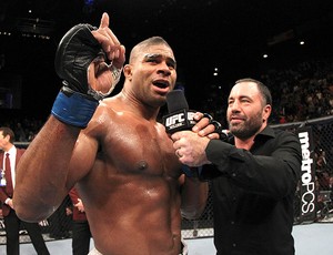 'Gigante' do UFC pode ficar preso por 6 meses por agredir mulhe