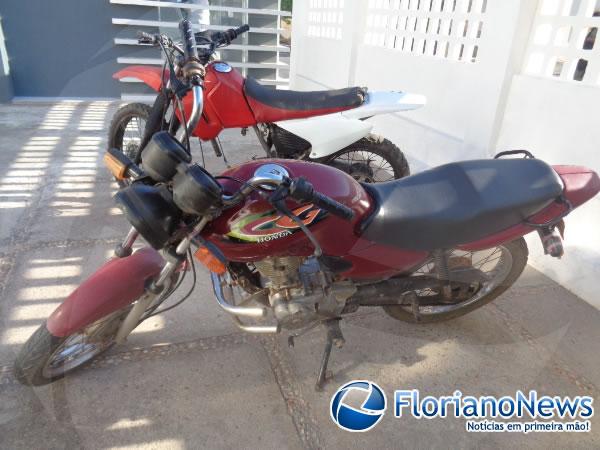 Motocicleta estava abandonada em matagal no bairro Taboca.(Imagem:FlorianoNews)
