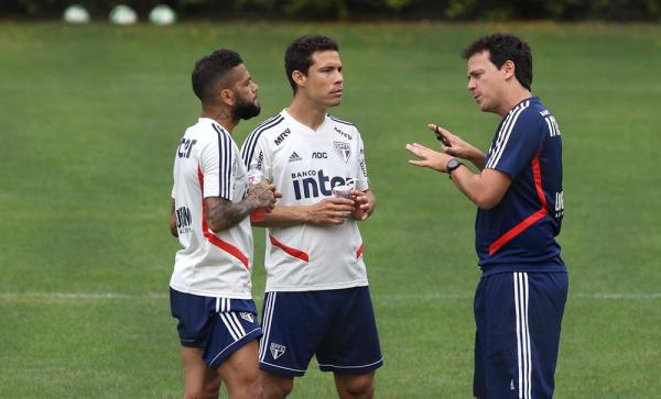 Daniel Alves e Hernanes ouvem Fernando Diniz em treino do S&atilde;o Paulo.(Imagem:Rubens Chiri / saopaulofc.net)