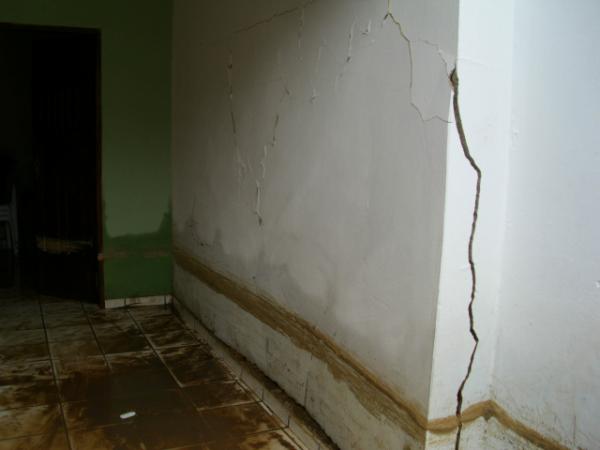 Parede desta casa rachou e corre at&eacute; o risco de cair(Imagem:L&eacute;o Miranda)