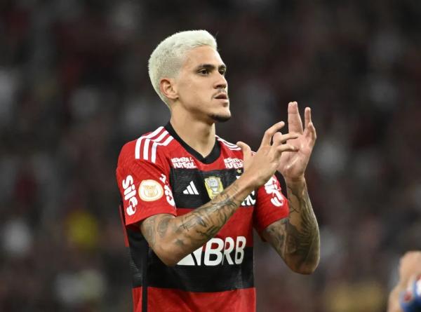 Pedro joga menos no Flamengo de Sampaoli do que nos de Dorival e Vítor Pereira? Compare
