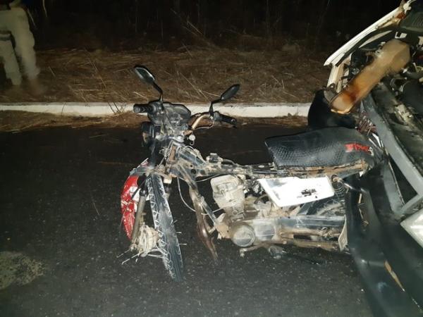 Idoso morre em colisão de micro-ônibus com moto no Sul do Piauí