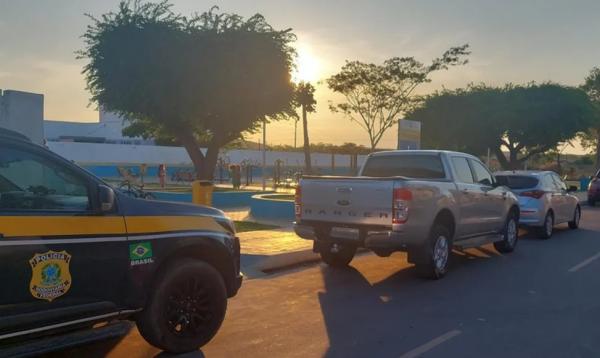 Pai tenta liberar filho em delegacia e os dois são presos por receptação de carro roubado