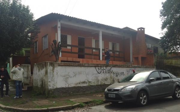 Casa de Patr&iacute;cia Moreira foi incendiada na sexta.(Imagem:F&aacute;bio Almeida/RBS TV)