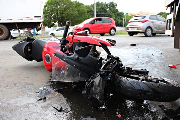 Colis&atilde;o entre moto e caminh&atilde;o deixa um ferido na BR 343 em Teresina(Imagem:Jonas Carvalho/GP1)