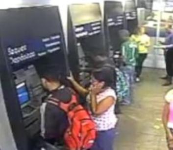 Mulher cai em "golpe do envelope" em banco e suspeito furta R$ 2 mil