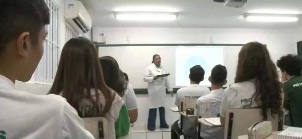 Dia do Professor: paixão pela profissão atravessa gerações e passa de pais para filha
