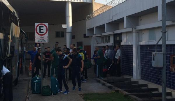 Embarque do Palmeiras no aeroporto de Goi&acirc;nia.(Imagem:Marcelo Hazan)