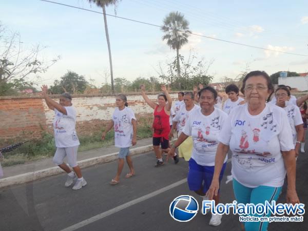  Caminhada da terceira idade &eacute; realizada em Bar&atilde;o de Graja&uacute;.(Imagem:FlorianoNews)