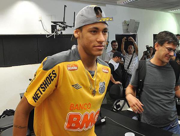 Neymar deixa coletiva ap&oacute;s novo 'Fico' no Santos.(Imagem:Wagner Eufrosino/GLOBOESPORTE.COM)