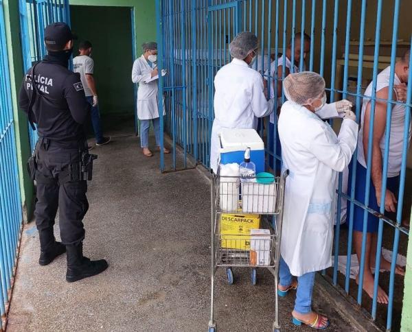 Sejus realiza vacinação contra Covid em mais de 2.600 internos de 8 unidades prisionais