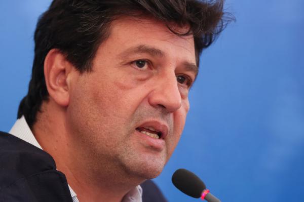 Brasileiro não sabe se escuta o ministro ou o presidente, diz Mandetta