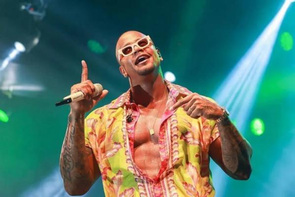"Zona de perigo", de Léo Santana, é a favorita nas apostas dos leitores para hit do carnaval