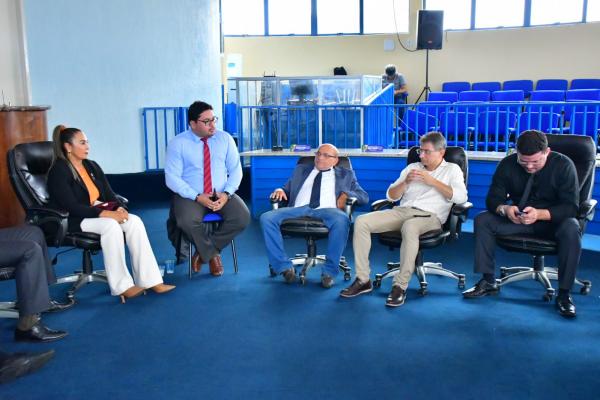 M&eacute;dicos de Floriano buscam de apoio da C&acirc;mara Municipal para solu&ccedil;&atilde;o de problemas no HTN(Imagem:CMF)