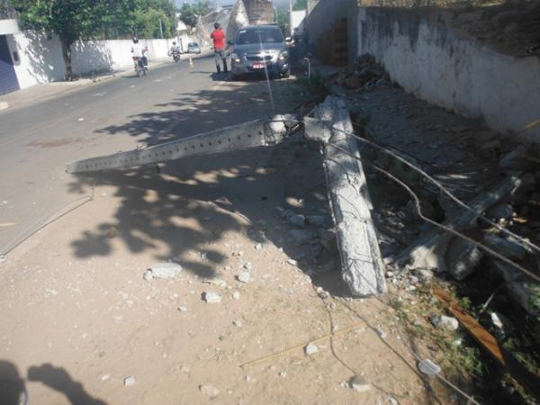  Acidente deixa caminh&atilde;o, poste e muro destru&iacute;dos em Floriano.(Imagem:FlorianoNews)