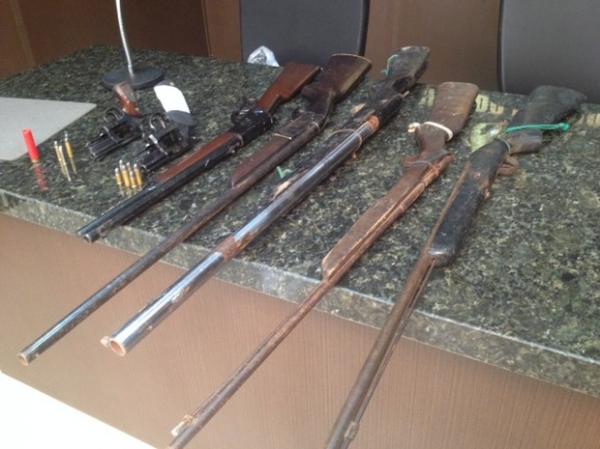 Armas apreendidas durante opera&ccedil;&atilde;o em Teresina.(Imagem:Catarina Costa/G1)