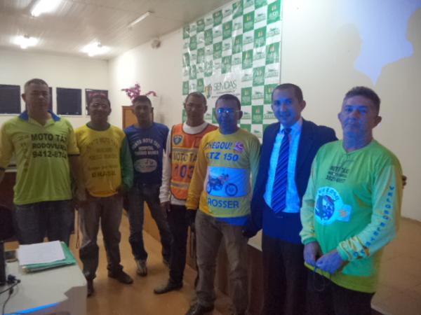 Reuni&atilde;o esclarece d&uacute;vidas sobre isen&ccedil;&atilde;o do IPVA para mototaxistas.(Imagem:FlorianoNews)