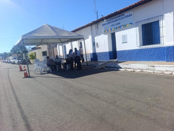 Prefeito Ant&ocirc;nio Carlos celebra reabertura da Biblioteca Municipal de Bar&atilde;o de Graja&uacute;.(Imagem:FlorianoNews)