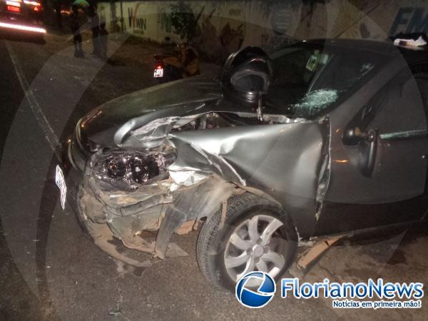 Autom&oacute;vel atropela casal em parada de &ocirc;nibus e colide contra carreta.(Imagem:FlorianoNews)