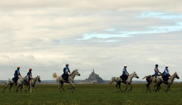 Cavalos percorrem paisagem buc&oacute;lica durante a prova de enduro na qual ocorreu o acidente.(Imagem:AP)