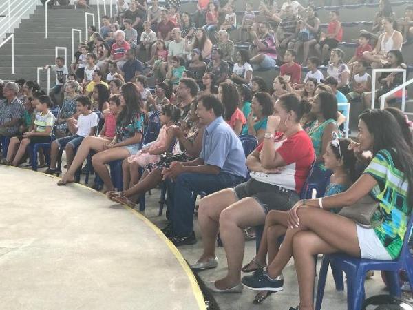 P&uacute;blico lota Teatro de Arena do Sesc para assistir o espet&aacute;culo 