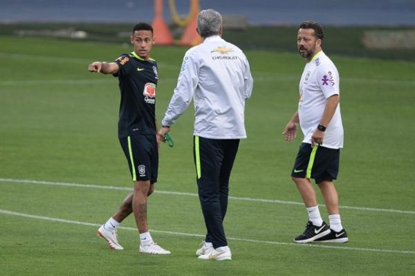 Auxiliar revela que Tite pensou em poupar Neymar e quer sequência da Seleção