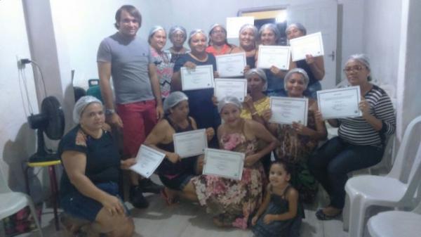 Curso de bolo é encerrado no bairro Caixa Dágua