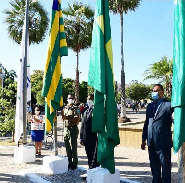 Entrega de Comenda e Hasteamento das bandeiras marcam a abertura do aniversário de Floriano