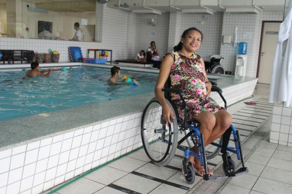 Samara fez da cadeira de rodas e da piscina suas melhores amigas na gesta&ccedil;&atilde;o.(Imagem: Renan Morais/GloboEsporte.com)