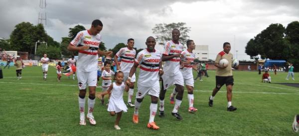 Ao lado da filha, Pantico se em atua&ccedil;&atilde;o pelo River-PI no Campeonato Piauiense.(Imagem: Renan Morais)