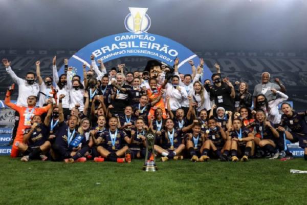 Corinthians derrota o Palmeiras com facilidade e é tricampeão brasileiro feminino