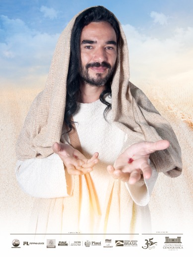 "Interpretar Jesus é a maior experiência para um ator religioso como eu", revela Caio Blat