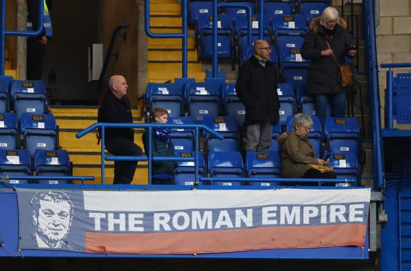 Torcida do Chelsea se manifesta em Stamford Bridge contra sanções ao clube