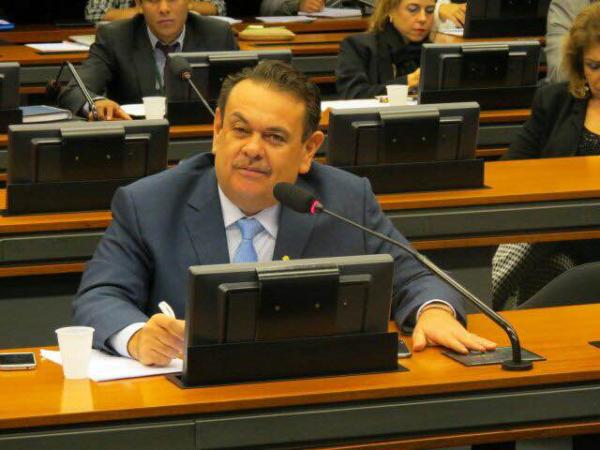 Secretário pede prioridade a PL de Silas Freire para bloqueadores de celulares em presídios