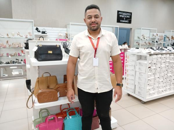 Jhoney Monteiro, chefe do setor de cal&ccedil;ados do Armaz&eacute;m Para&iacute;ba.(Imagem:FlorianoNews)