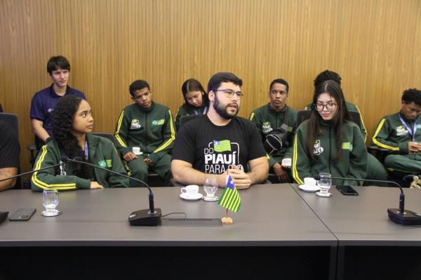 Estudantes retornam de Singapura e fortalecem política de intercâmbio educacional