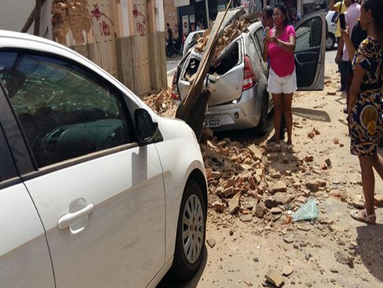 Casa abandonada desaba e atinge dois carros no Centro de Teresina