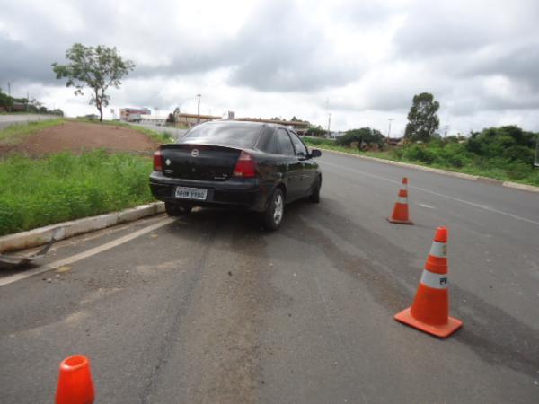 Veículo colide contra canteiro central da BR-230 em Floriano