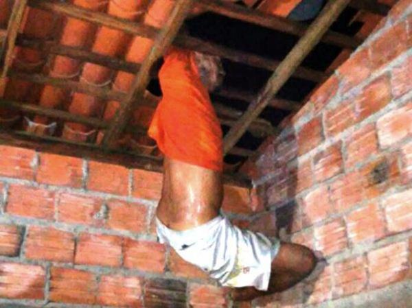 Ladrão atrapalhado fica entalado em teto ao tentar invadir casa no Piauí