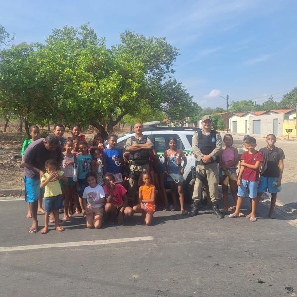 Polícia Militar promove momento de alegria e aproximação com crianças no Conjunto Zé Pereira
